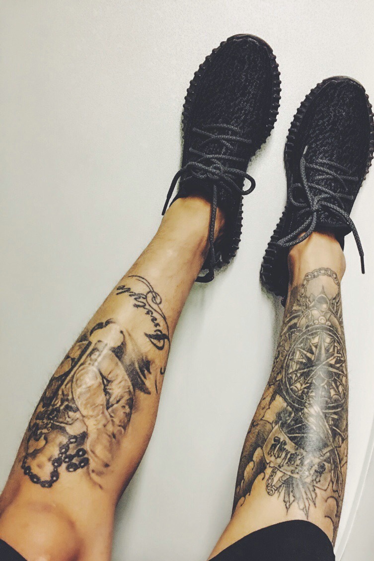 点击大图看下一张：潮男双腿部不同图案的纹身刺青