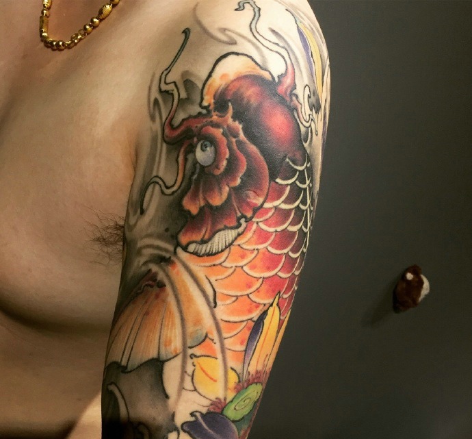 点击大图看下一张：土豪男士花臂红鲤鱼纹身图案