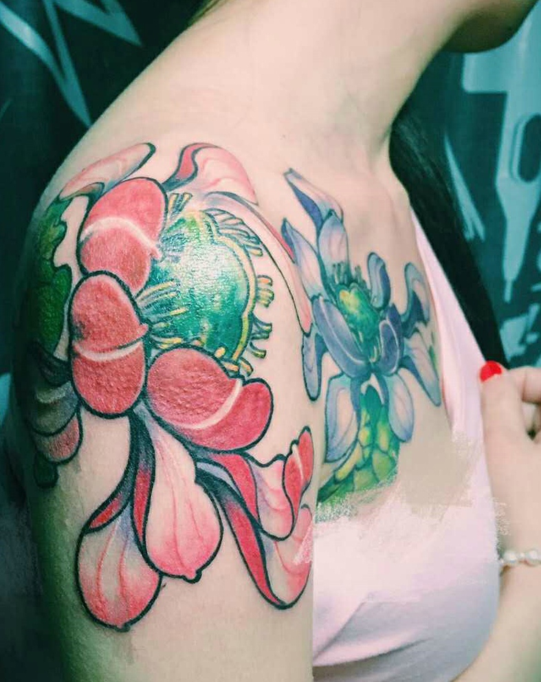 点击大图看下一张：色彩鲜艳的盛开莲花纹身图案