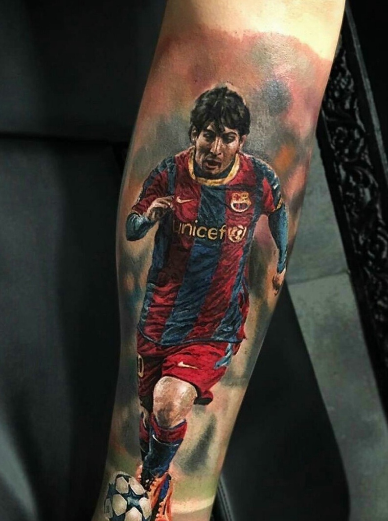 点击大图看下一张：手臂热爱足球的3d肖像纹身图案