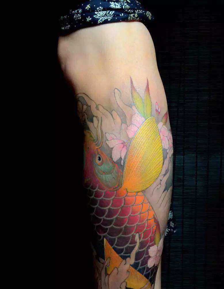 点击大图看下一张：活泼亮丽的腿部彩色鲤鱼纹身图案