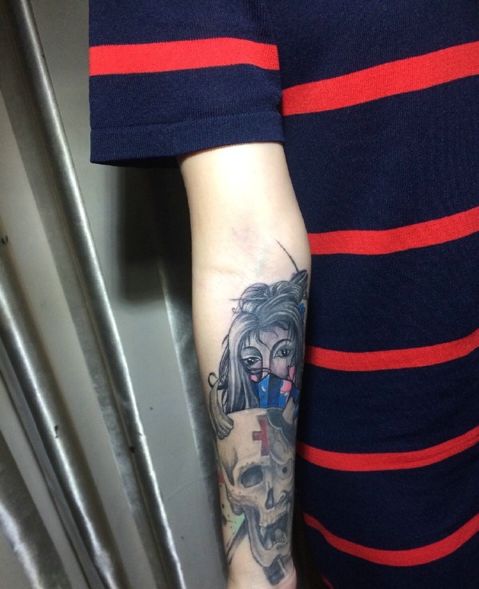 点击大图看下一张：骷髅与美女一起的手臂纹身图案