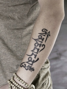 时尚美丽的手臂个性梵文纹身图案