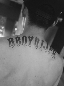 男士肩膀下的个性英文单词纹身刺青