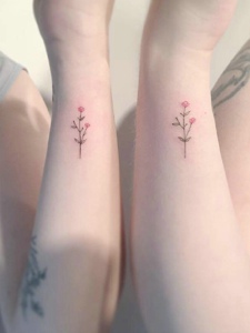 手腕外侧小清新花朵情侣纹身图案