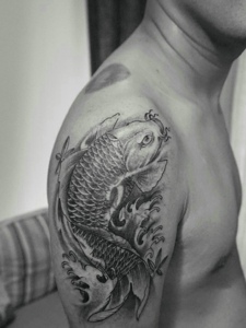 大臂黑灰鲤鱼纹身图案很帅气
