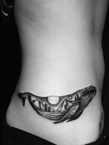 侧腰部下方的一条海豚纹身图案