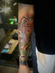 手臂青春活力的红鲤鱼纹身刺青