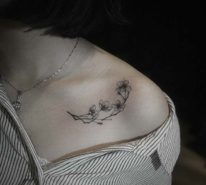 点击大图看下一张：女生锁骨下的唯美花朵纹身图案