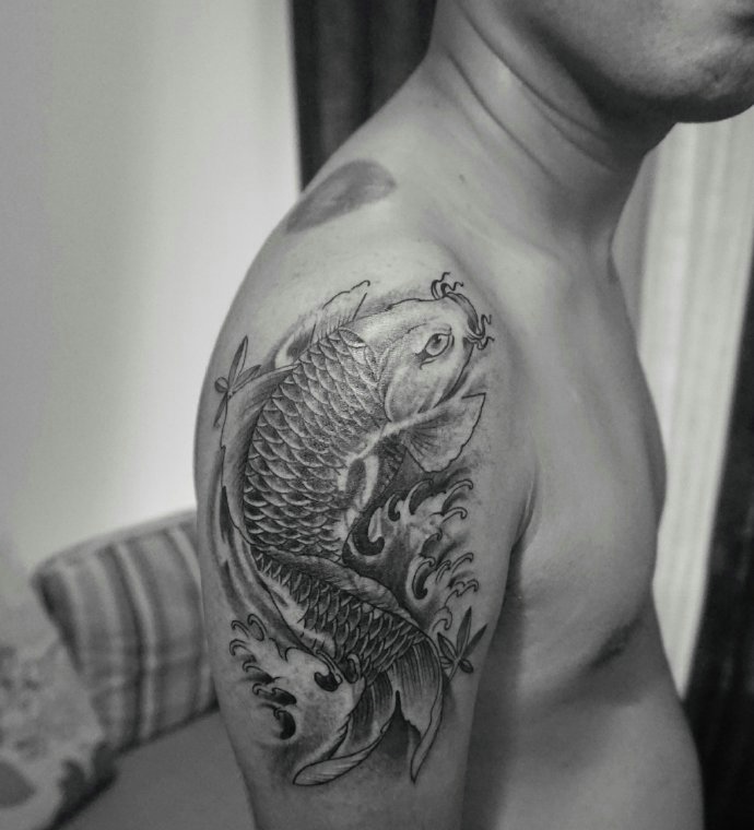 点击大图看下一张：大臂黑灰鲤鱼纹身图案很帅气