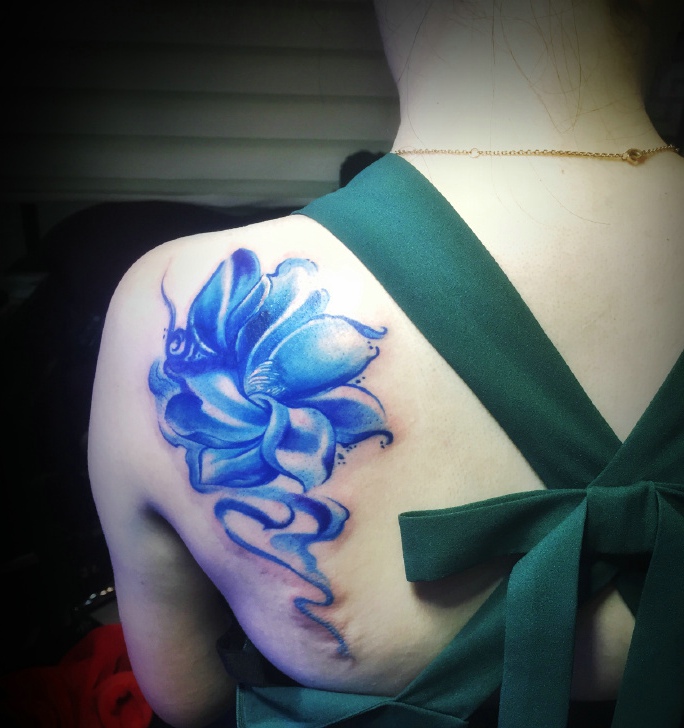 点击大图看下一张：后背彩色蓝莲花纹身图案艳丽无比