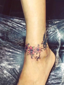 脚腕上的唯美花环纹身图案