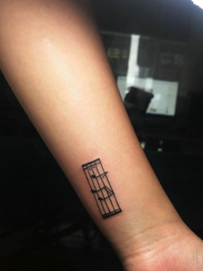 手腕一款迷你型的音乐符纹身刺青