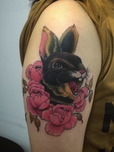 爱花的小兔子大臂纹身图案