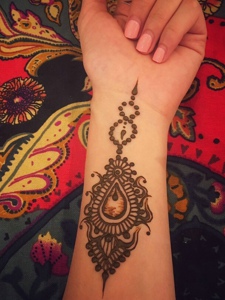 时尚而唯美的手腕海娜纹身刺青