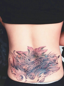 落在腰部后背的鲤鱼纹身图案