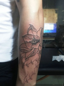个性的英文与莲花的手臂纹身刺青
