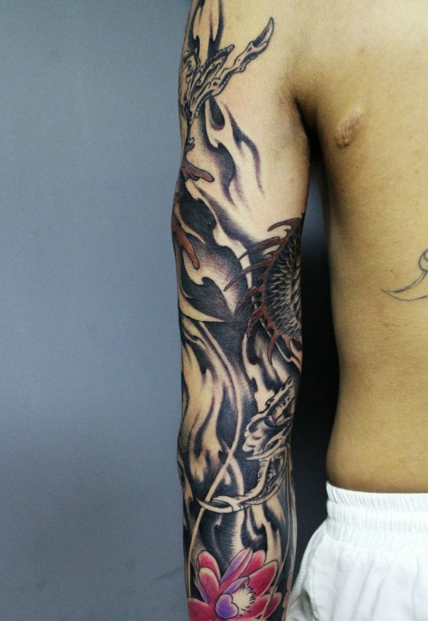 点击大图看下一张：帅气十足的花臂邪龙纹身图案