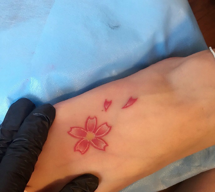 点击大图看下一张：脚背小清新优雅的樱花纹身图案