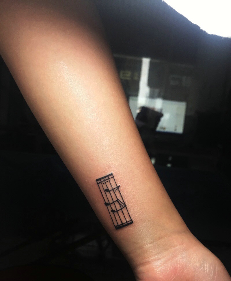 点击大图看下一张：手腕一款迷你型的音乐符纹身刺青