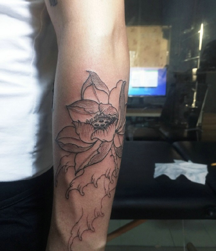 点击大图看下一张：个性的英文与莲花的手臂纹身刺青