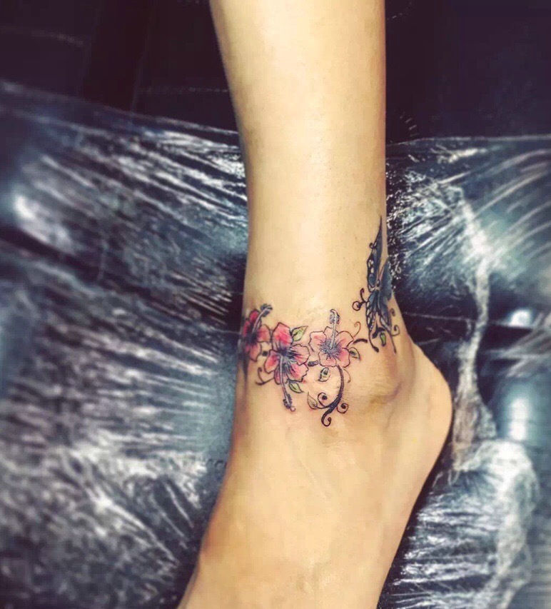 点击大图看下一张：脚腕上的唯美花环纹身图案