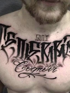 胡子男士胸前的个性英文纹身刺青