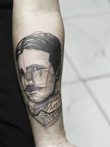 手臂一枚线条汉子肖像纹身刺青