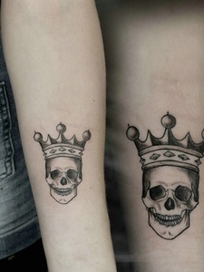头戴皇冠的小骷髅情侣纹身图案