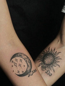 太阳雨月亮的个性手臂情侣纹身图案