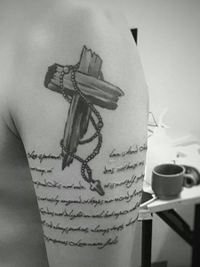 十字架与英文结合的大臂纹身刺青
