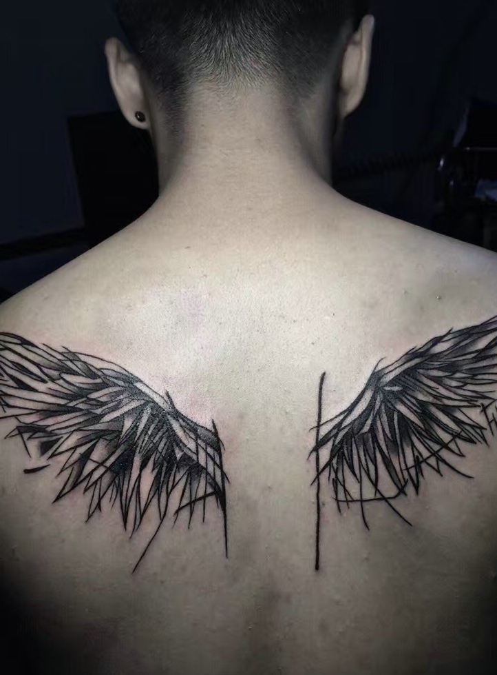 点击大图看下一张：非常帅气的后背两边羽毛纹身图案