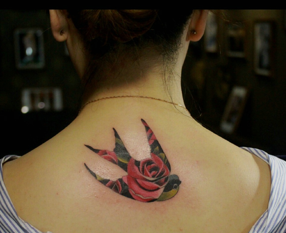 点击大图看下一张：背着玫瑰的小燕子后背纹身刺青