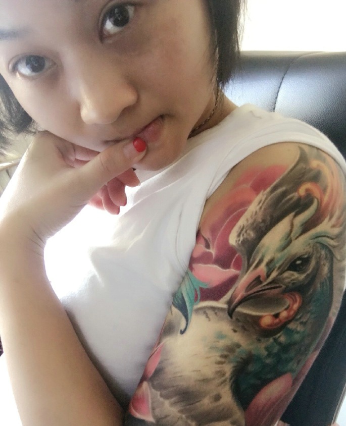 点击大图看下一张：白衣女孩的花臂凤凰纹身刺青