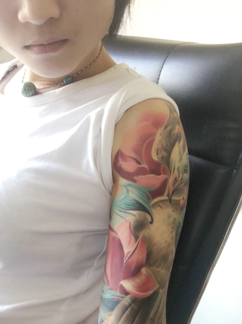 点击大图看下一张：白衣女孩的花臂凤凰纹身刺青