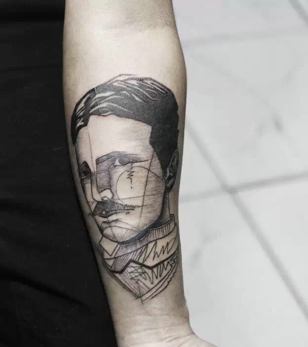 点击大图看下一张：手臂一枚线条汉子肖像纹身刺青