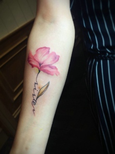 适合女孩的手臂花朵纹身刺青