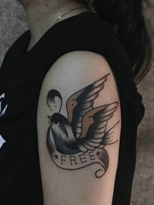 个性女孩手臂小燕子纹身图案