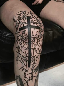 双腿部帅气的十字架纹身图案