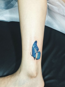 裸脚外侧彩色小蝴蝶纹身图案