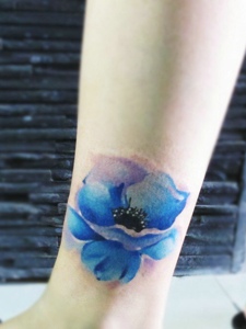 裸脚外侧盛开着一朵蓝色花朵纹身