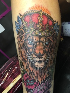 头戴皇冠的彩色老虎头部纹身刺青