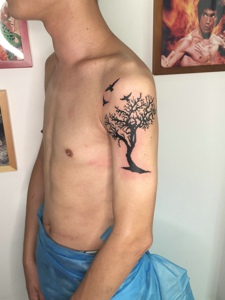 男士手臂一颗小树纹身图案