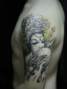 手臂一枚精致的传统花妓纹身刺青