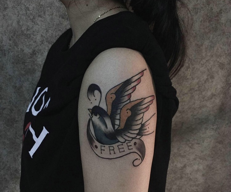 点击大图看下一张：个性女孩手臂小燕子纹身图案