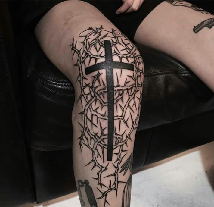 点击大图看下一张：双腿部帅气的十字架纹身图案