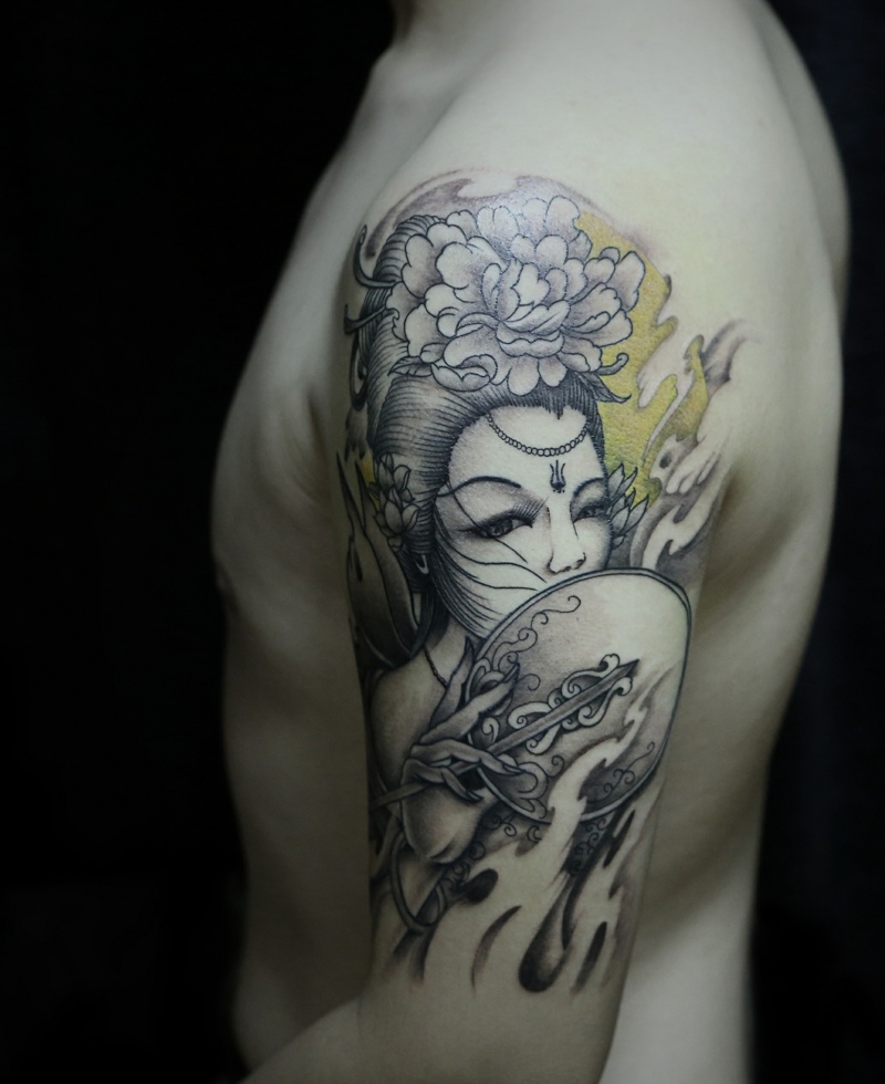 点击大图看下一张：手臂一枚精致的传统花妓纹身刺青