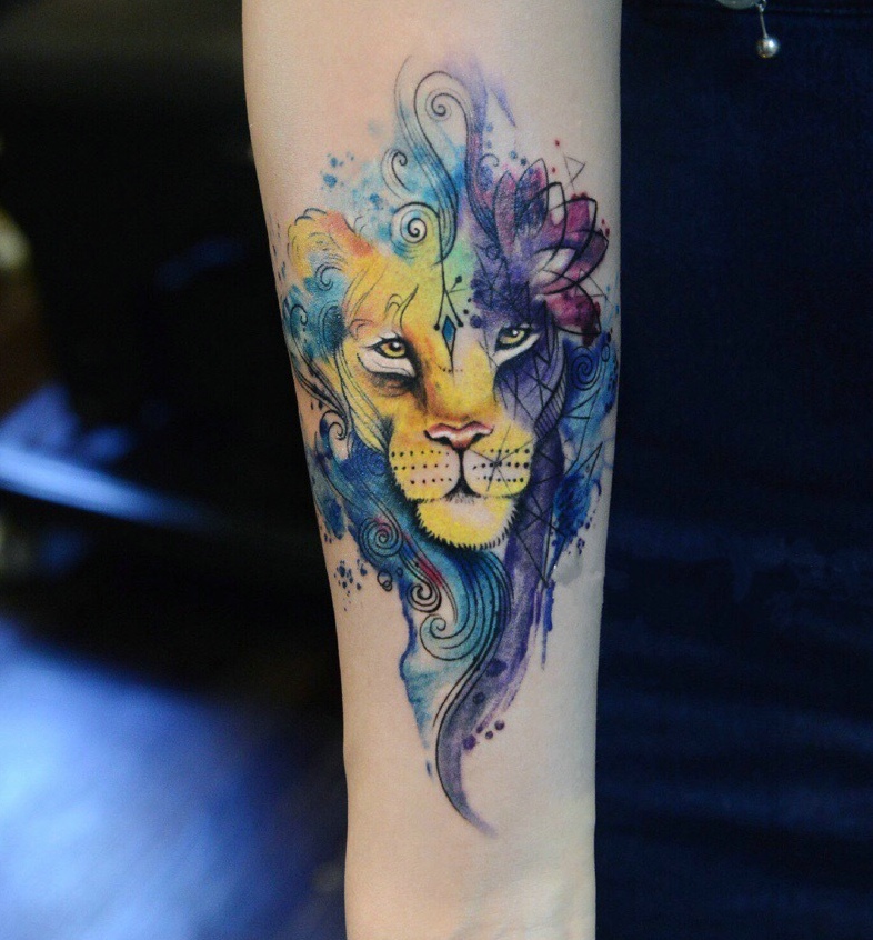 点击大图看下一张：色彩鲜艳的手臂水彩狮子纹身图案
