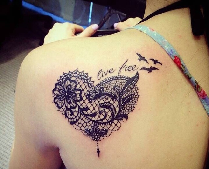 点击大图看下一张：非主流女孩背部爱心图腾纹身刺青