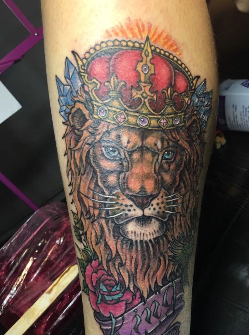 点击大图看下一张：头戴皇冠的彩色老虎头部纹身刺青